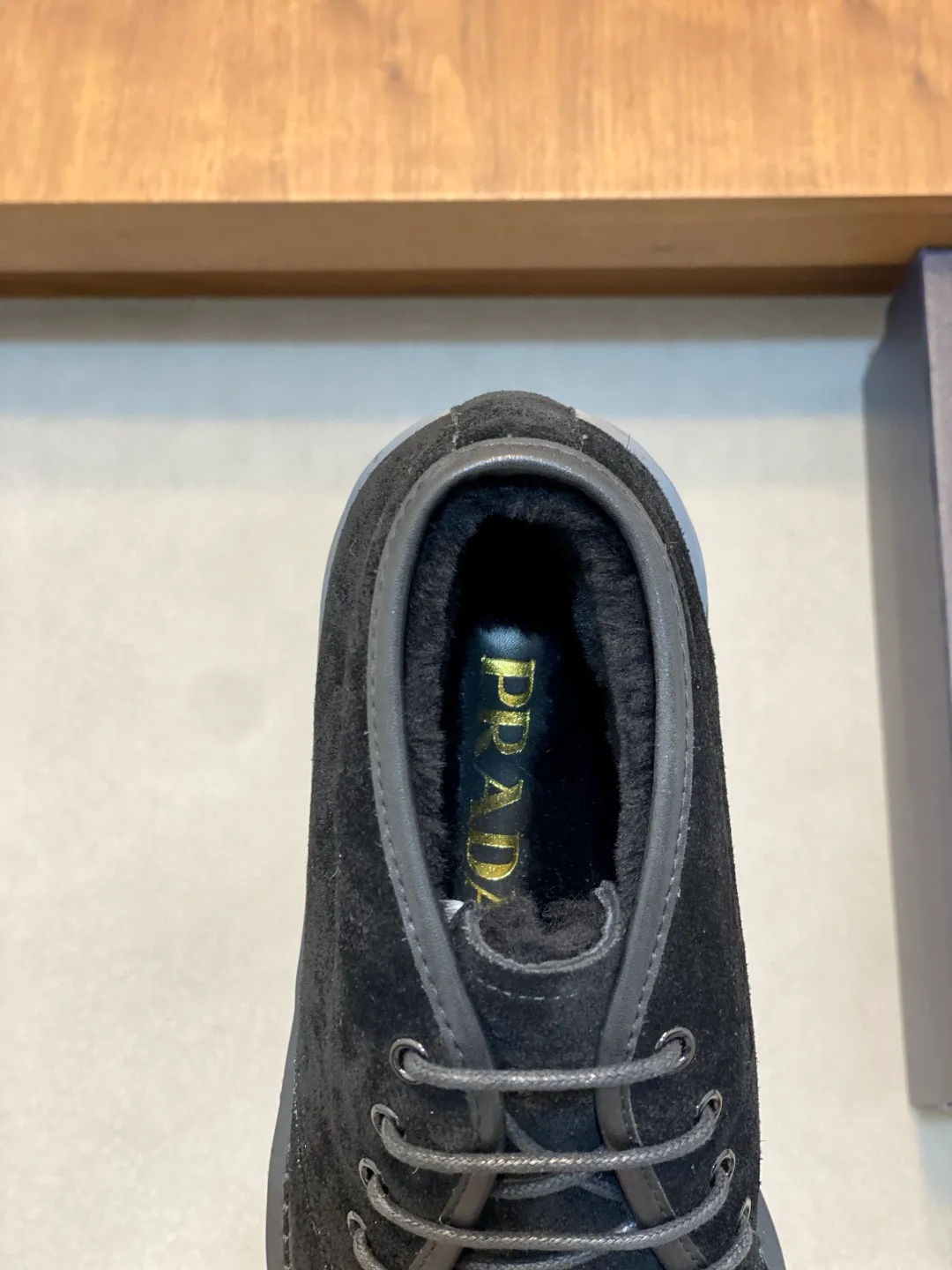 Men's shoes 💰840 Prada/Prada lace-up high-top wool sneakers, top-notch goods, show version, leading counter trial style, Nappa cowhide material, light and breathable, soft and comfortable, unique sports style, genuine leather tongue, full of brand style, lightweight embossed rubber sole, light and about 4CM higher, genuine leather feet, full wool on the inside, great foot feel, with original packaging Size: 39-40-41-42-43-44 (38, 45, 46 customized) leather shoe size